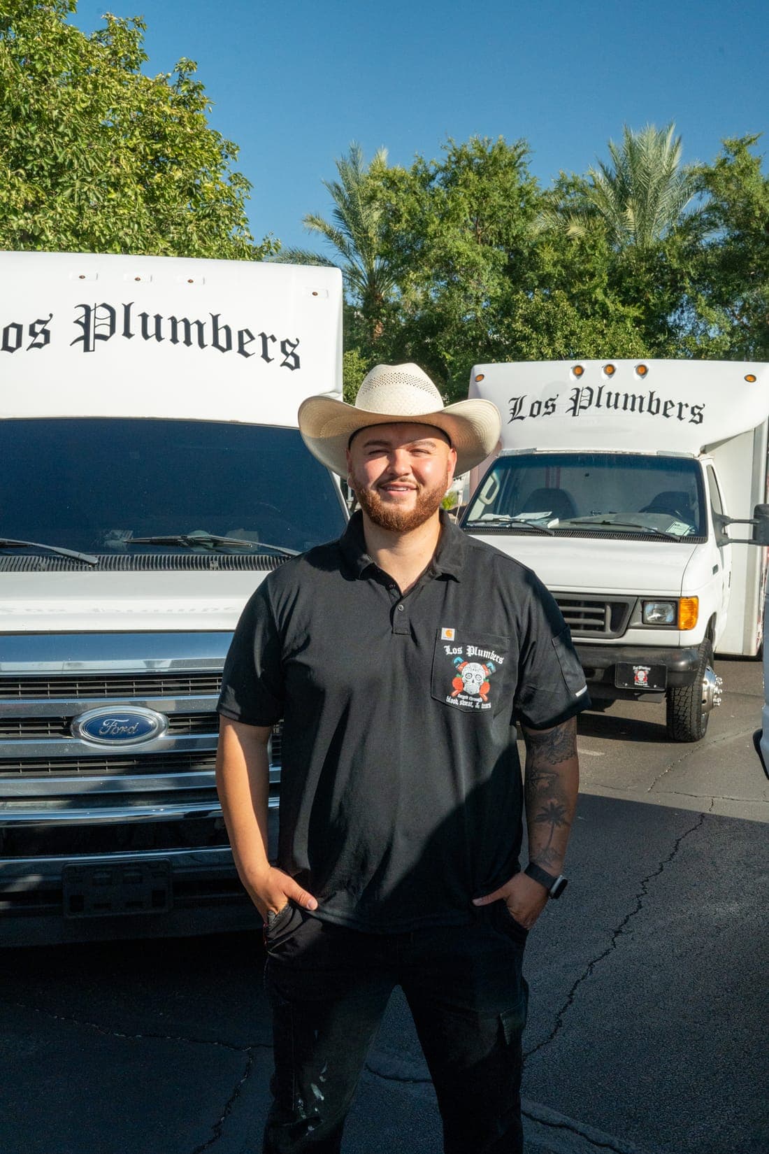 Un técnico de Los Plumbers con la flota de la empresa en Mesa, Arizona